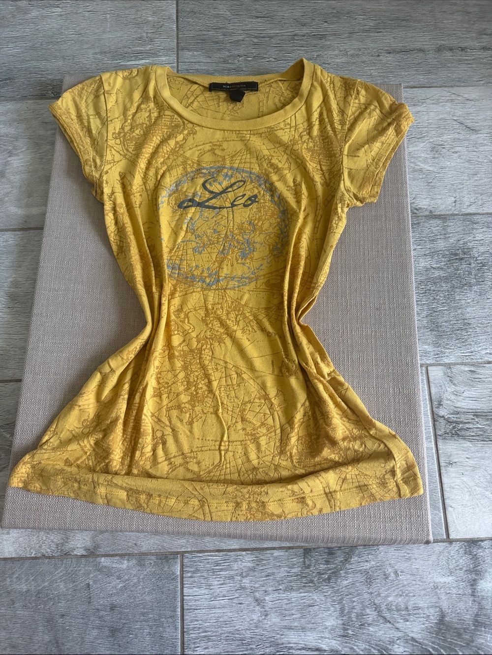 Vintage BCBGMaxAzria Yellow Leo zodiac Graphic Short Sleeve Tee Shirt